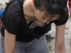 女の子の無防備な谷間がエロ過ぎる…おっぱいの膨らみが絶妙にエッチなおっぱいハプニングエロ画像の画像