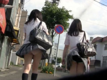 ガッツリと見えちゃった女子高生のパンティーが可愛い…これぞ天然！思わず嬉しくなるハプニングエロ画像の画像
