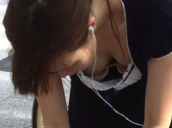 前屈みになった人妻さんのおっぱいがいやらしい…豊満な谷間がエッチなおっぱいハプニングエロ画像の画像