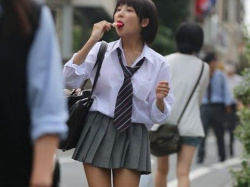 歩いてるだけでパンツが見えそう…極限のミニスカ!天然女子高生の生足がそそる美脚フェチエロ画像の画像