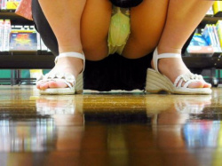 真正面から堂々と女の子の股間を覗ける…もっこりマン肉が卑猥な棚下覗きエロ画像の画像