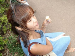 まさかのノーブラ！？乳首までがっつり見えちゃってる女の子のおっぱいハプニングエロ画像の画像