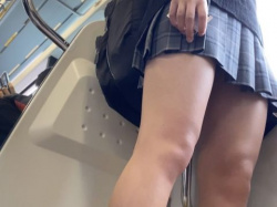 至近距離から撮られた女子高生の太ももがエッチ過ぎる…思わず痴漢したくなる電車内エロ画像の画像