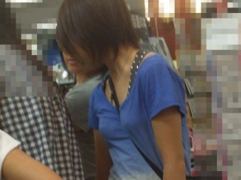 ほんのり膨らんだおっぱいがむにゅっ！？貧乳ちゃんのパイスラって妙にエロい…見てるだけでむずむずしてくる街撮りエロ画像の画像
