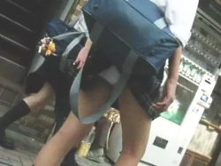 偶然に見えた女子高生のパンツに嬉しくなる！幸せな気持ちになれるハプニングエロ画像の画像