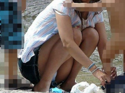 パンツまる見えになった人妻さんってエロい…街撮りされた子連れママさんのハプニングエロ画像の画像