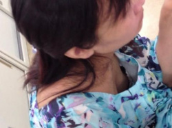 乳首が見えそう…おっぱいが小さくてブラジャーパカパカ!?貧乳女子のキワドすぎる谷間エロ画像の画像