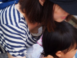 若い人妻さんのおっぱいが色気ハンパない…いつまでも眺めていたくなる子連れママのおっぱいハプニングエロ画像の画像