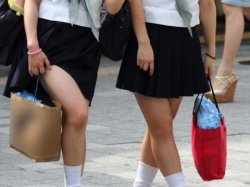 ミニスカ女子高生たちの健康的な太ももが凄くエッチ!未成熟な下半身がたまらない街撮りエロ画像の画像