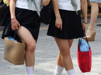 ミニスカ女子高生たちの健康的な太ももが凄くエッチ！未成熟な下半身がたまらない街撮りエロ画像の画像