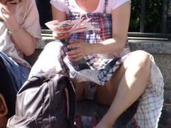 やっぱりガン見してしまう…お股の緩い素人女性たちのパンツまる見えハプニングエロ画像の画像