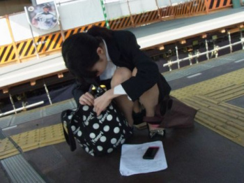 OLさんのエッチなハプニングにガン見不可避…パンツまる見えになった街撮り画像の画像
