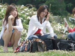 しゃがんでる女性のスカートの奥がめちゃくちゃ色っぽい…パンツがまる見えになった街撮りエロ画像の画像