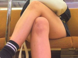 美脚美人の生足がヤバい…ミニスカで足組みして太ももを大胆に露出しちゃう電車内エロ画像の画像