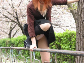 たかだかパンツがこんなに興奮するなんて…素人のリアルなハプニングがたまらない街撮りエロ画像の画像