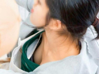 キワドい胸元がやばい…男なら誰もが目を離せない！無防備なおっぱいを撮られたハプニングエロ画像の画像