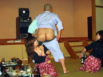 いい歳したおっさんたちが破廉恥に大騒ぎ…男なら誰もが理性崩壊してしまう！？楽しそうなピンクコンパニオンのエロ画像の画像