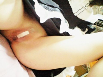 男から注目されるためにここまでする…完全にメンヘラ！？マン毛を剃ったパイパンのワレメを絆創膏で隠したマンコ画像の画像