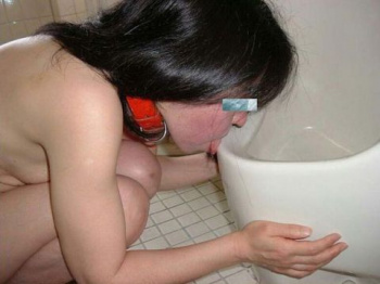 女はここまで堕ちる…きったない便器を舌で舐めさせられるドＭなお姉さんたちの調教エロ画像の画像