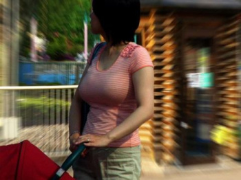 巨乳ママさんの肥大化した乳房がやばい…リアルな膨らみがいやらしい子連れママさんの街撮りした着衣巨乳画像の画像