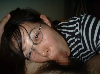 我が子には見せられない表情でチンポをしゃぶるおばさん…世界に醜態を晒した人妻のフェラチオ画像の画像