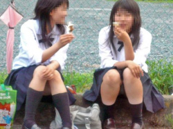 しゃがんでる女子高生の未成熟な下半身がエロ過ぎる…パンツまる見えハプニングエロ画像の画像