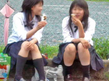 しゃがんでる女子高生の未成熟な下半身がエロ過ぎる…パンツまる見えハプニングエロ画像の画像