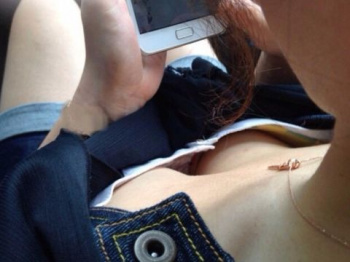 肩口から覗き込んだようなアングルがリアル…女の子の色気溢れる谷間エロ画像の画像