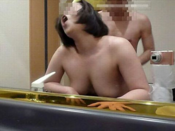 飢えた子宮を満足させる強烈なチンポ！？バックから突きまくる素人のハメ撮りエロ画像の画像