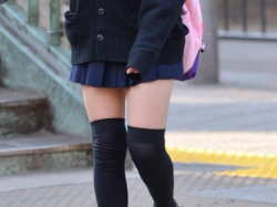 ニーソの女子高生が可愛い！ドキドキするほどそそる太もも…絶対領域がエロ過ぎるニーソJKの街撮り画像の画像