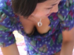 色っぽいおっぱいから目が離せない…ゆるゆるの胸元がエッチな街撮りエロ画像の画像