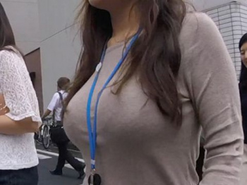 揉み応えのある大きなおっぱい…街中でひときわエロ目線を集めるOLさんの着衣巨乳エロ画像の画像