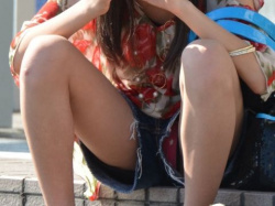 ショートパンツだから油断しちゃった…女の子が失態！？股間の隙間からパンツまる見えハプニングエロ画像の画像