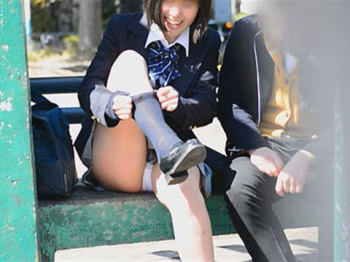 偶然にも見えちゃった女子高生のパンティ…幼い下半身がめっちゃエロいハプニングエロ画像の画像