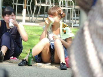 女の子の無防備な股間から目が離せない…チラッと見えた下着に興奮するラッキーハプニングエロ画像の画像