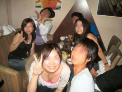 リア充な女子たちのおっぱいがセクシー！！気づかずSNSに投稿した谷間エロ画像の画像