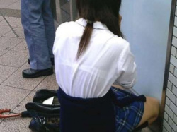 白いブラウスで下着が透け透け！女の子の自然体な色気に興奮してしまう透けブラエロ画像の画像