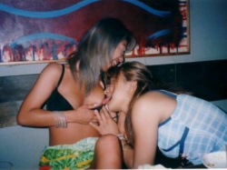 おっぱいが見えてても気にしない…リア充な女の子たちが悪ノリしたおふざけエロ画像の画像