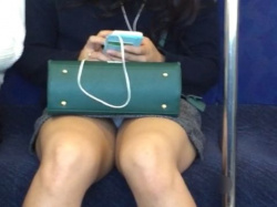 どうしても見てしまう…電車の座席に座ってる女の子のデルタゾーンがキワドいハプニングエロ画像の画像