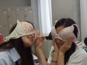 学校の中だというのに…友達とバカなことばかりしている女子高生たちのおふざけエロ画像の画像