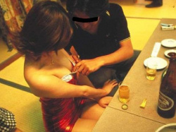 セクハラが許される宴会…泥酔して乱痴気騒ぎに発展するピンクコンパニオンエロ画像の画像