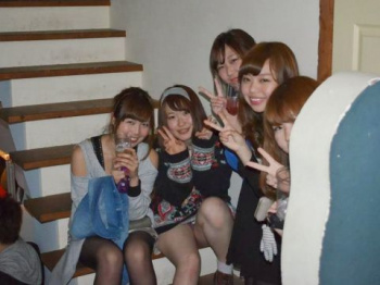 パンツ見えてるのにに気づかず投稿しちゃった！？SNSで見つけた女の子たちのハプニングエロ画像の画像