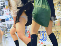 成長期の身体にムラムラしてしまう…悪ノリした友達と大騒ぎする女子高生たちのおふざけエロ画像の画像