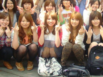 自覚なし！女の子が自ら配信したエッチなハプニング…パンツがまる見えになった集合写真エロ画像の画像