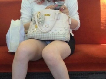 下着が見えているのに…まったく気づいてない！？無防備な股間を電車内で晒す女の子のハプニングエロ画像の画像