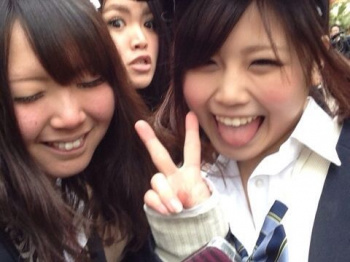青春をエンジョイする女子高生たちのスマホに保存されている友達との思い出画像がエロ可愛いぃ！！の画像