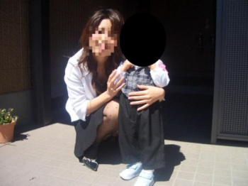 産後の熟れた股間が激エロ！！子連れママさんの無防備なパンツがまる見えハプニングエロ画像の画像