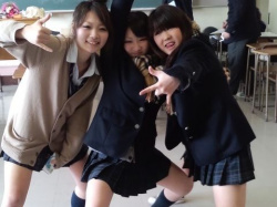 若いエネルギー溢れる女子高生たちが悪ノリして大騒ぎ…SNSに投稿された破廉恥なおふざけエロ画像の画像
