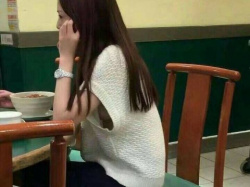 ノースリーブの袖口から見えるおっぱいが超色っぽい…素人のハプニングエロ画像の画像
