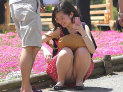 街中で遭遇したラッキーなスケベハプニング！素人女性パンツがまる見え街撮りエロ画像の画像